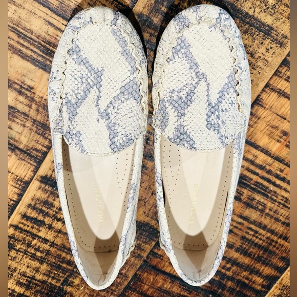 COLE HAAN Evelyn Leather Driver Loafers GREY AND WHITE SNAKE PRINT SIZE 7 - Picture 9 of 9
